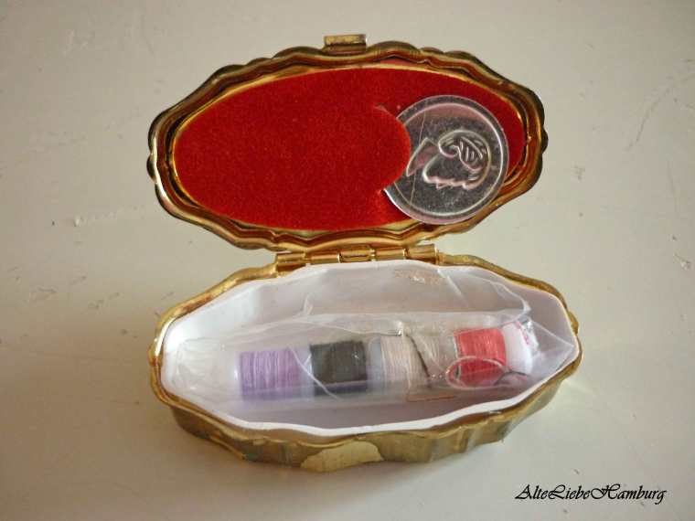 Nähutensilien in einer kleinen Dose