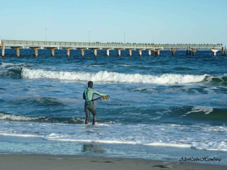 Wellenreiten im Winter am Timmendorfer Strand
