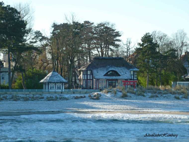 Leicht verschneite Häuser am Strand