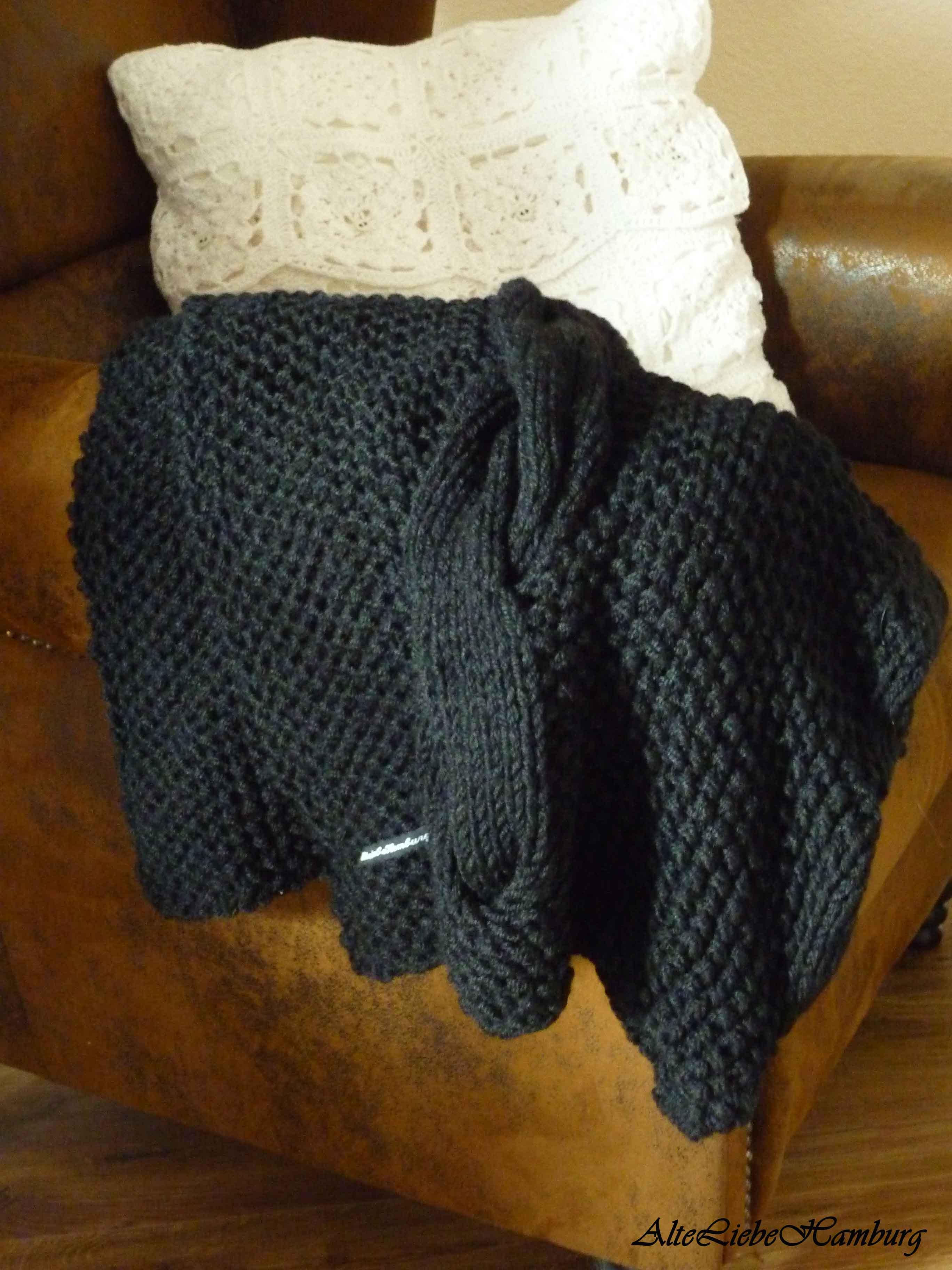 Handgestrickte Wolldecke mit Zopf- und Perlmuster 