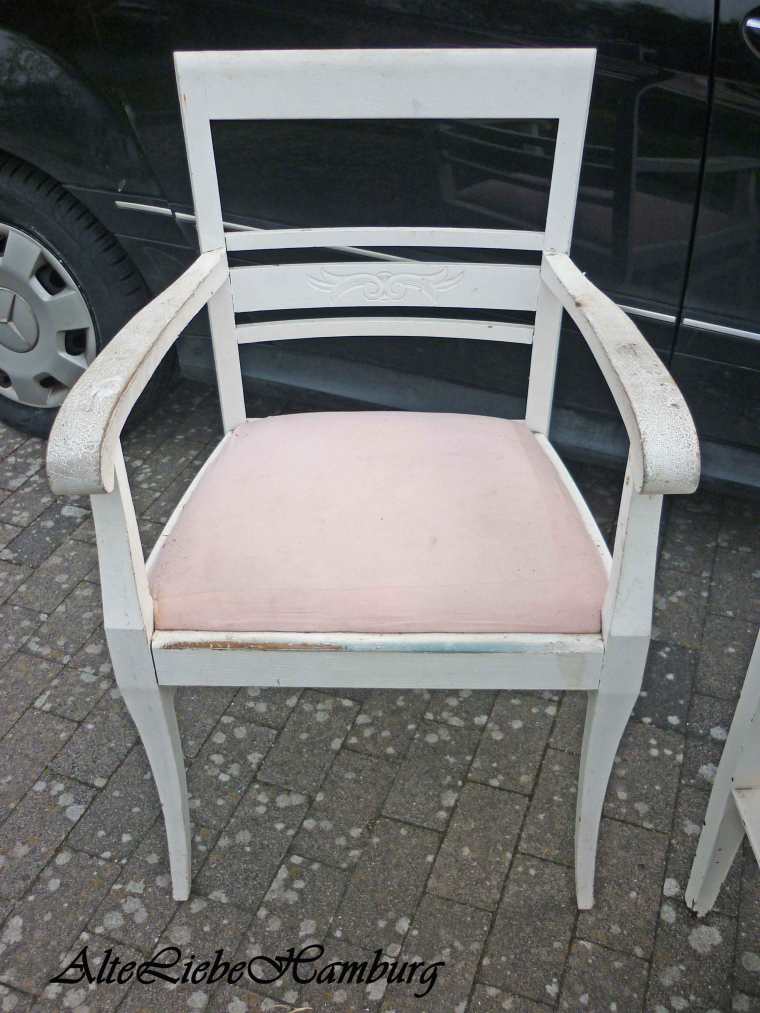Alter Stuhl mit Armlehnen