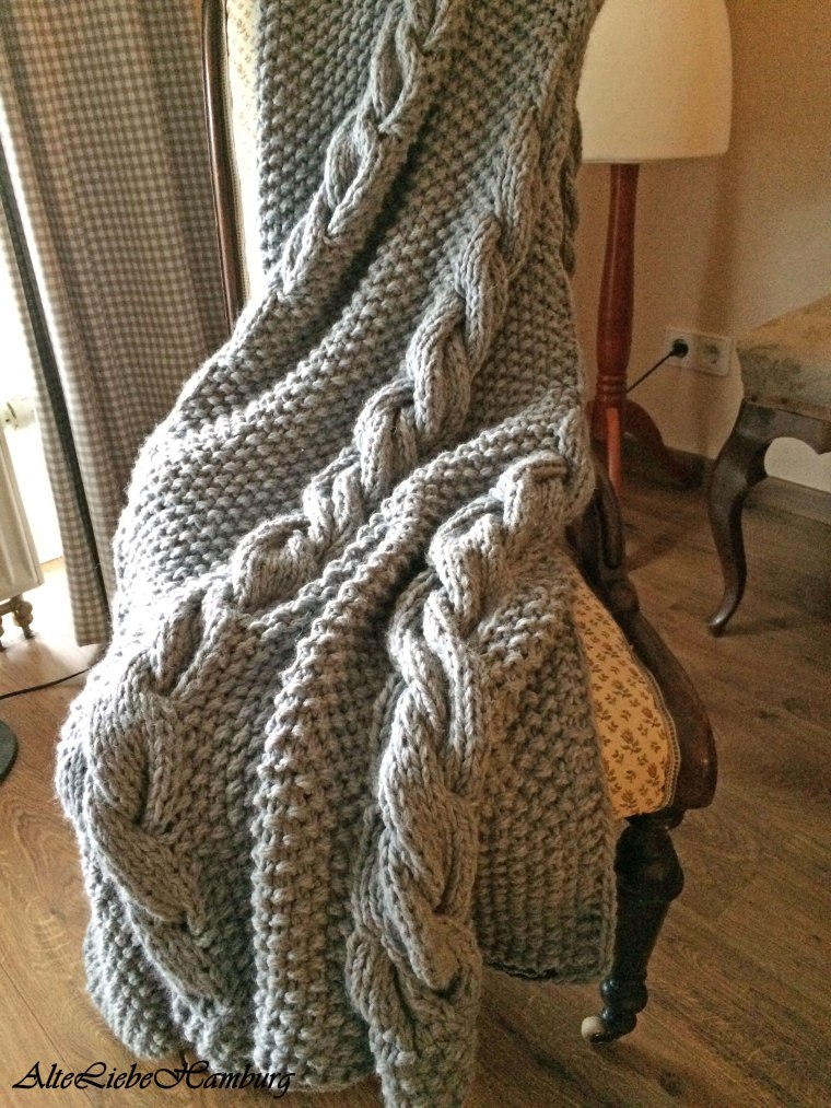 Strickdecke mit Zöpfen von AlteLiebeHamburg
