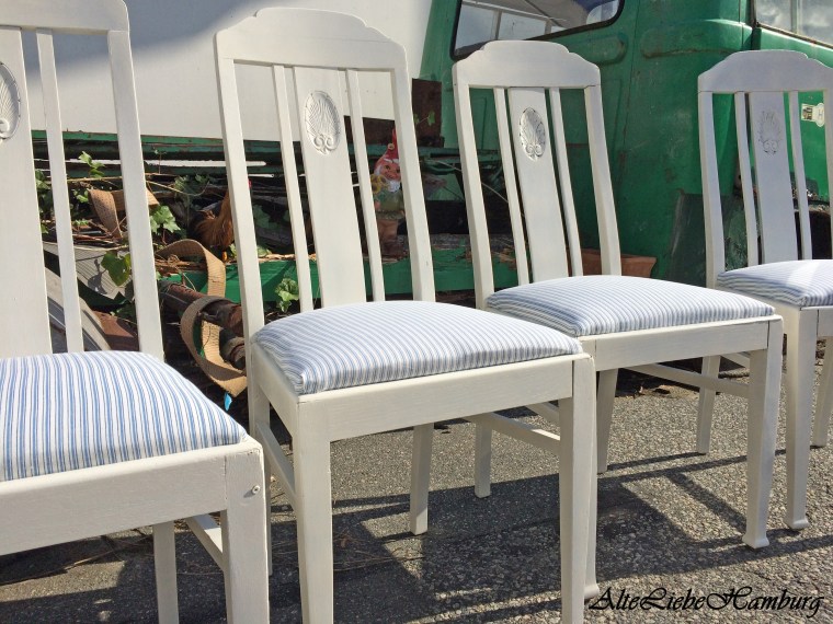 Vier Holzstuehle aufgearbeitet weiss blau