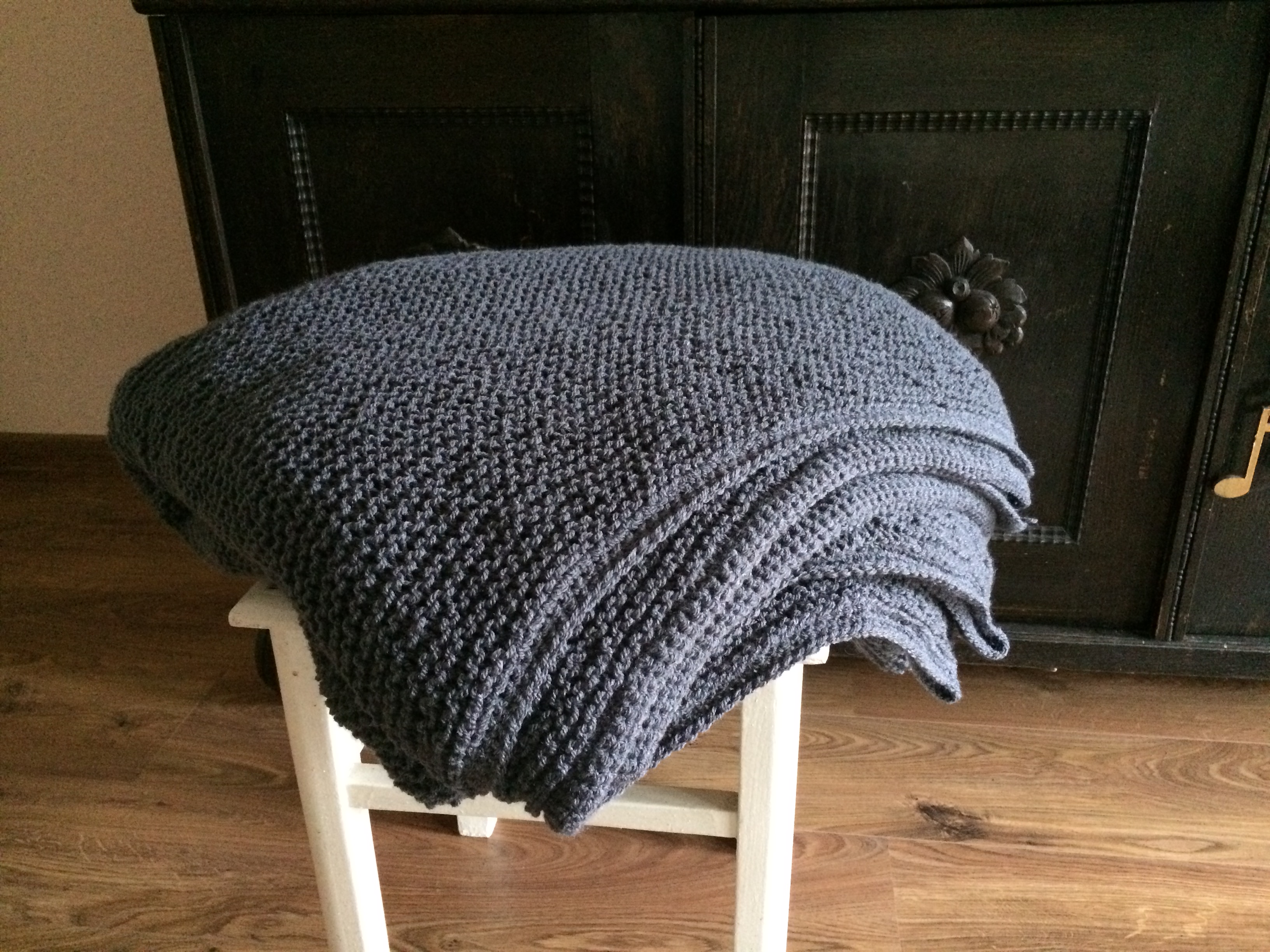 Auftragsarbeit dunkelgraue Tagesdecke Handarbeit