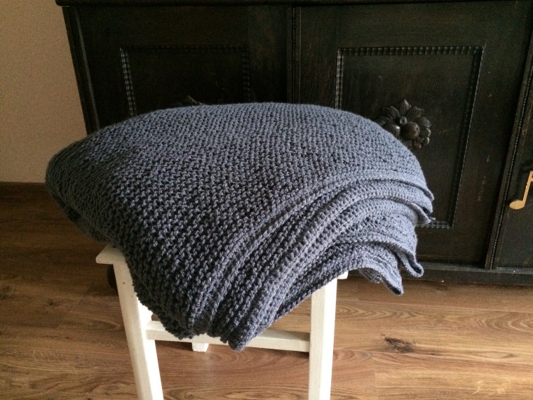 Auftragsarbeit dunkelgraue Tagesdecke Handarbeit