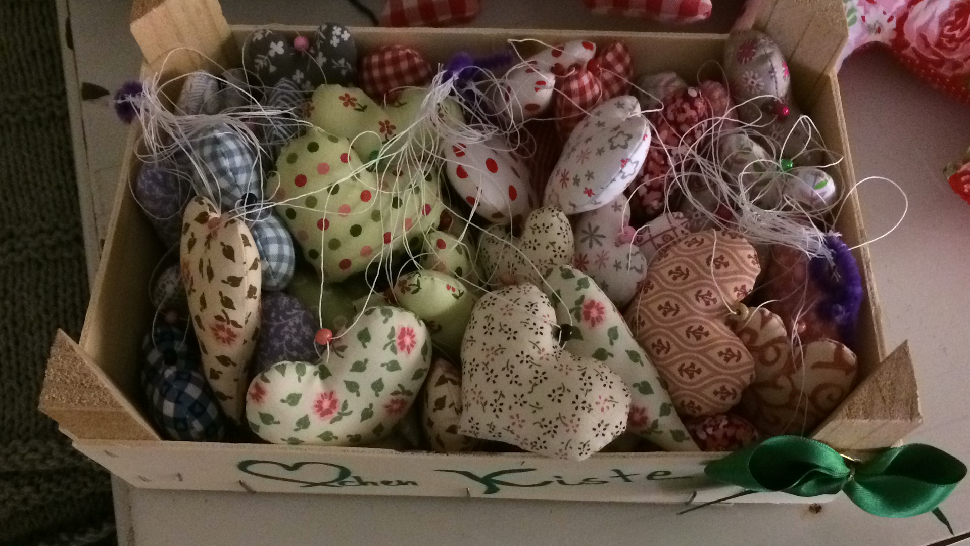 Selbst genähte Stoffherzen in hübschen Farben