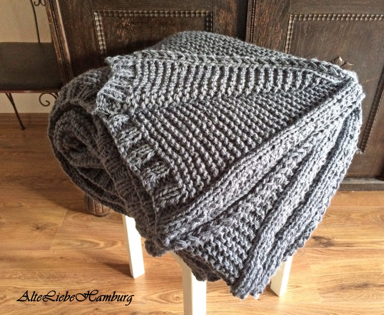 Graue Tagesdecke handgestrickt in uebergroesse