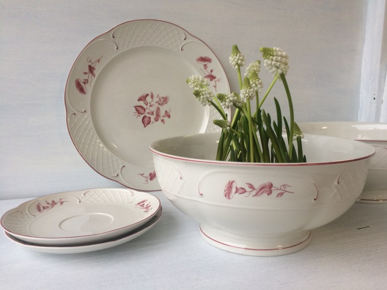 Frühlingsblumen und Geschirr von Villeroy und Boch