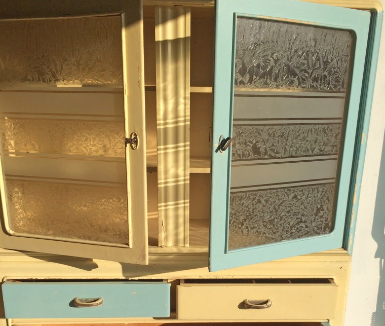 Alter Küchenschrank vor der Aufarbeitung