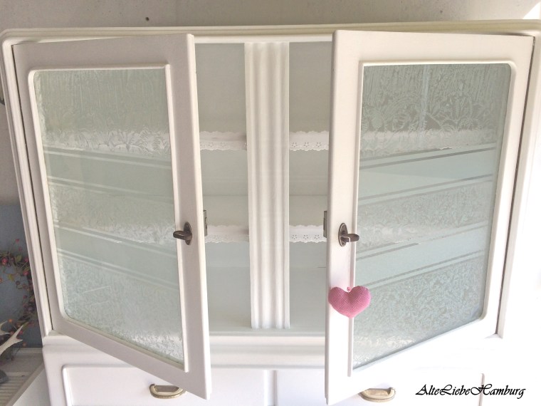 Weiß lackierter Küchenschrank mit Eisblumen Glasscheiben