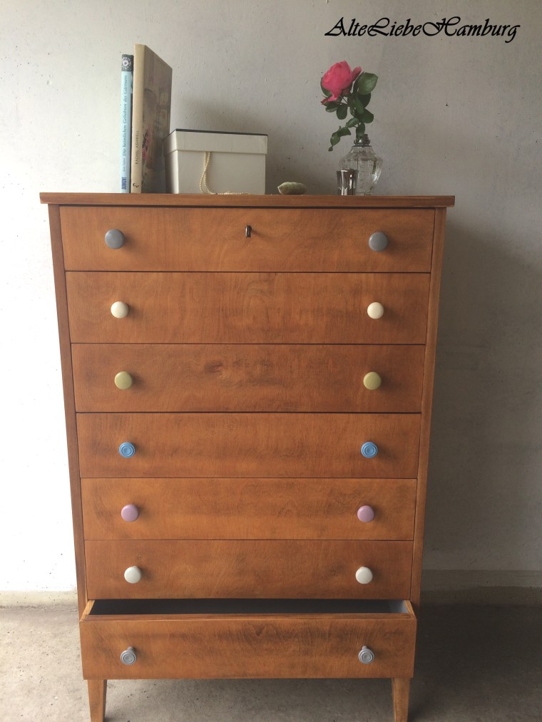Alte Kommode dunkelbraun mit Schubfächer und bunten Knöpfen
