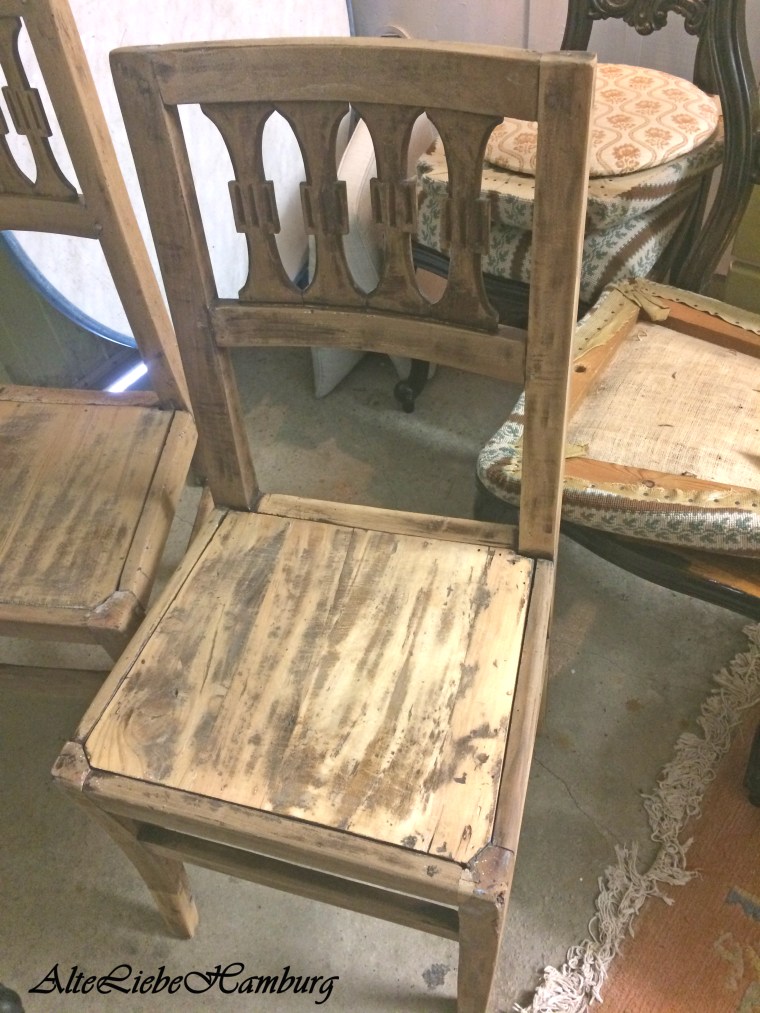 Alter Holzstuhl nach dem Schleifen wartet auf einen neuen Lackanstrich