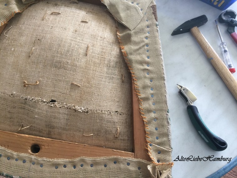 Altes Sitzpolster das auf einen neuen Bezug wartet