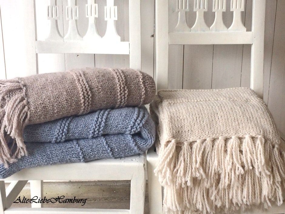 Tagesdecken in den Farben beige, braun und blau