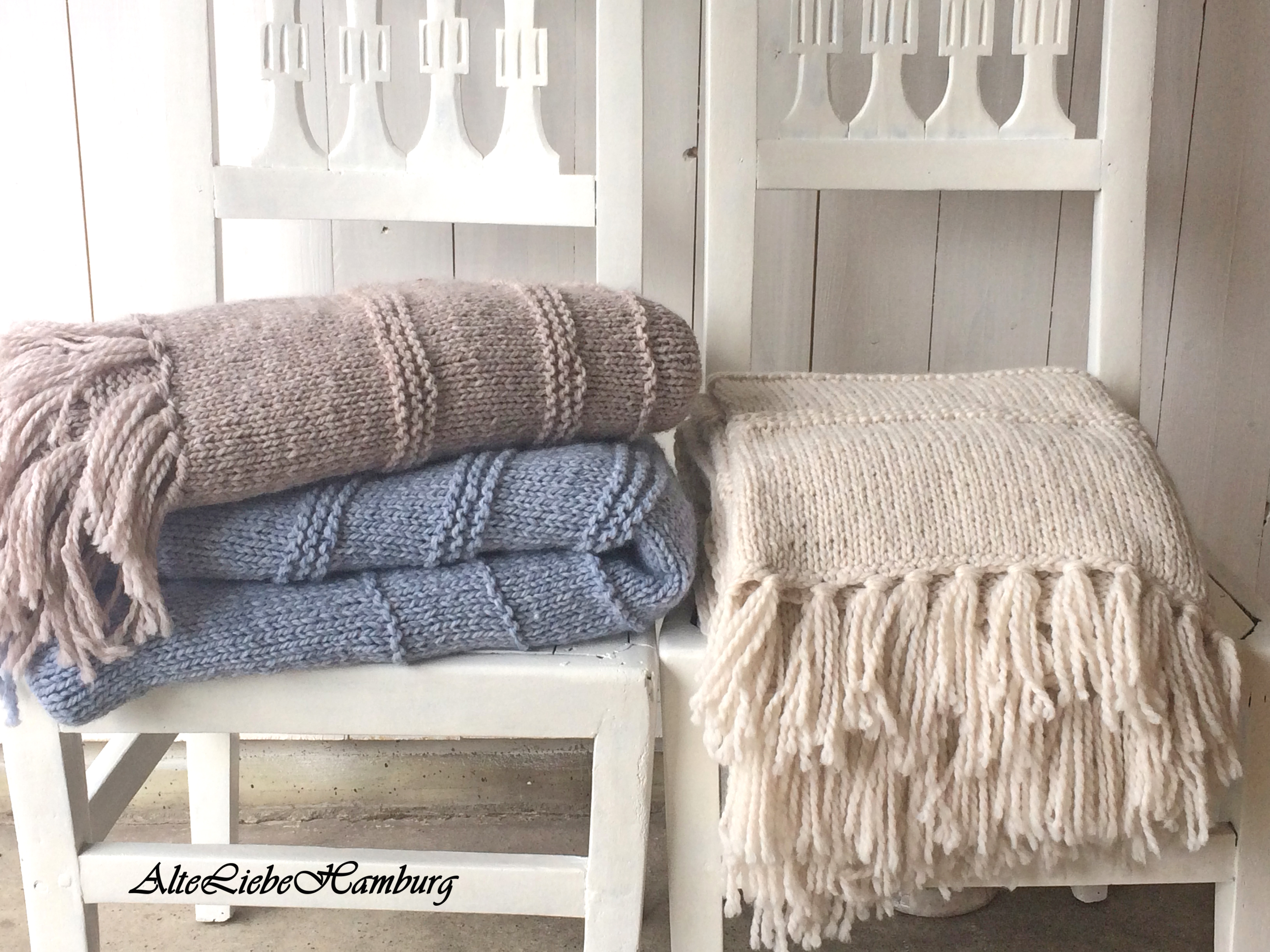 Drei Strickdecken in blau, braun und beige 