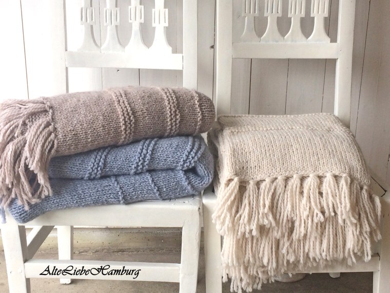 Drei Strickdecken in blau, braun und beige 