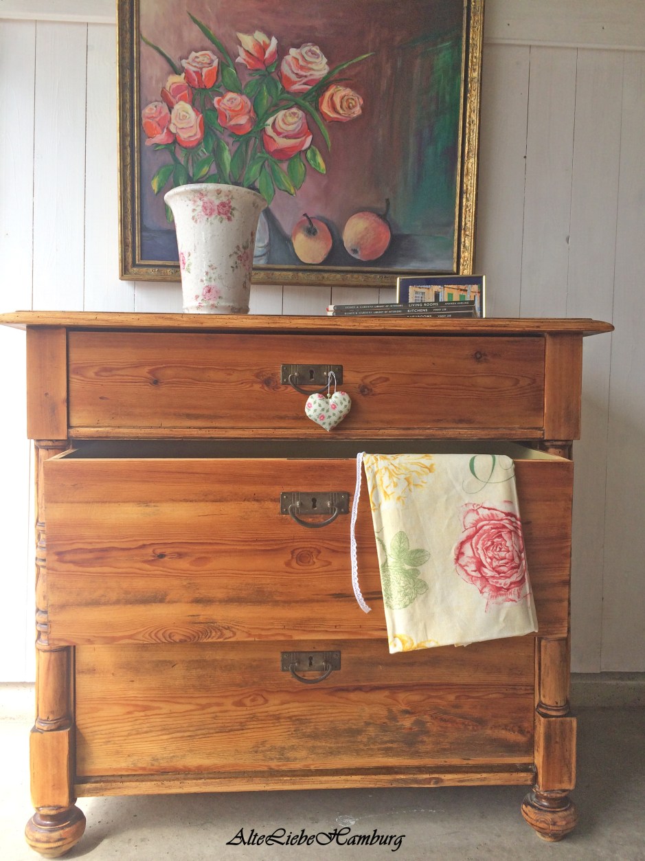 Holzkommode aufgearbeitet naturfarbend mit altem Messinggriffen und 3 Fächer