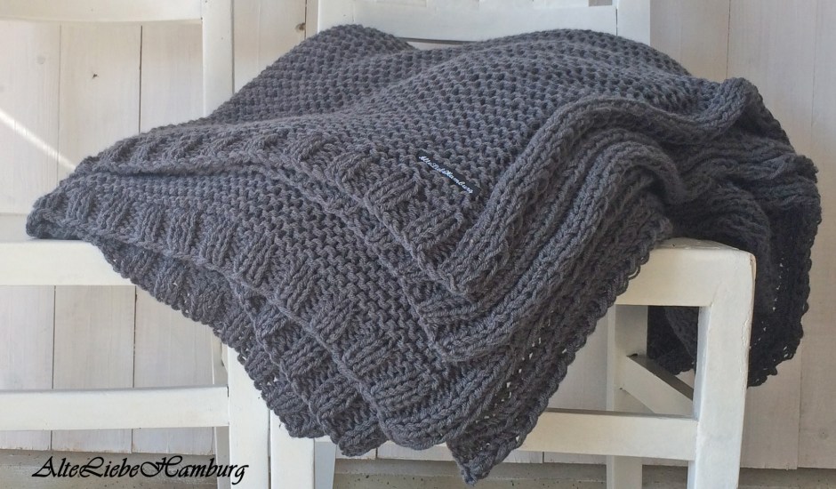 Eine Tagesdecke in grau oversize