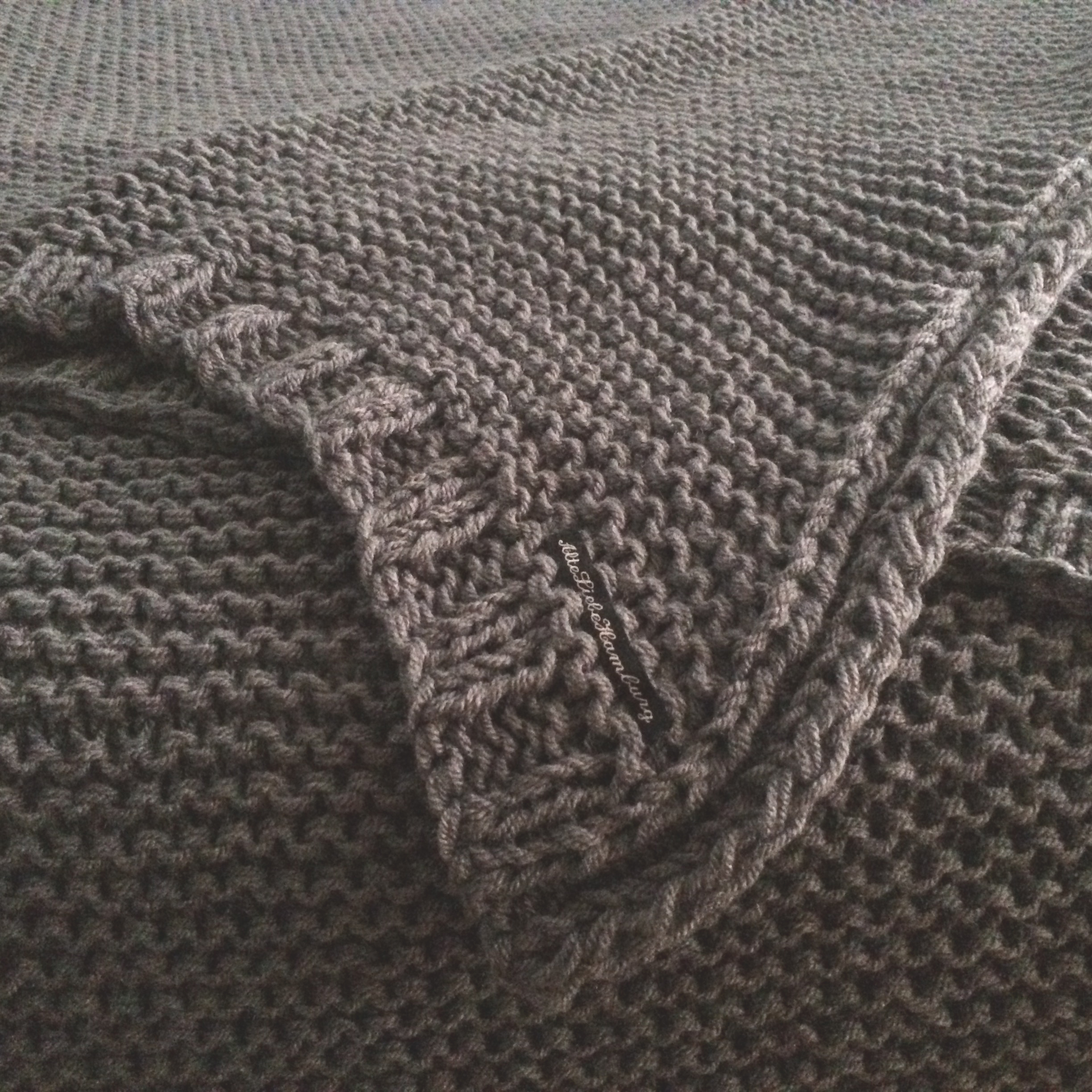 Eine Tagesdecke in grau oversize