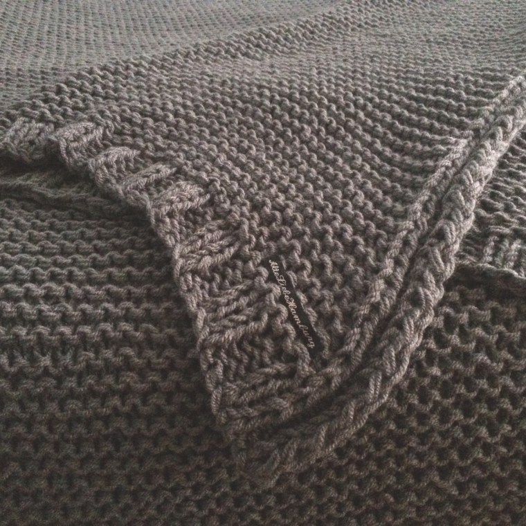 Eine Tagesdecke in grau oversize