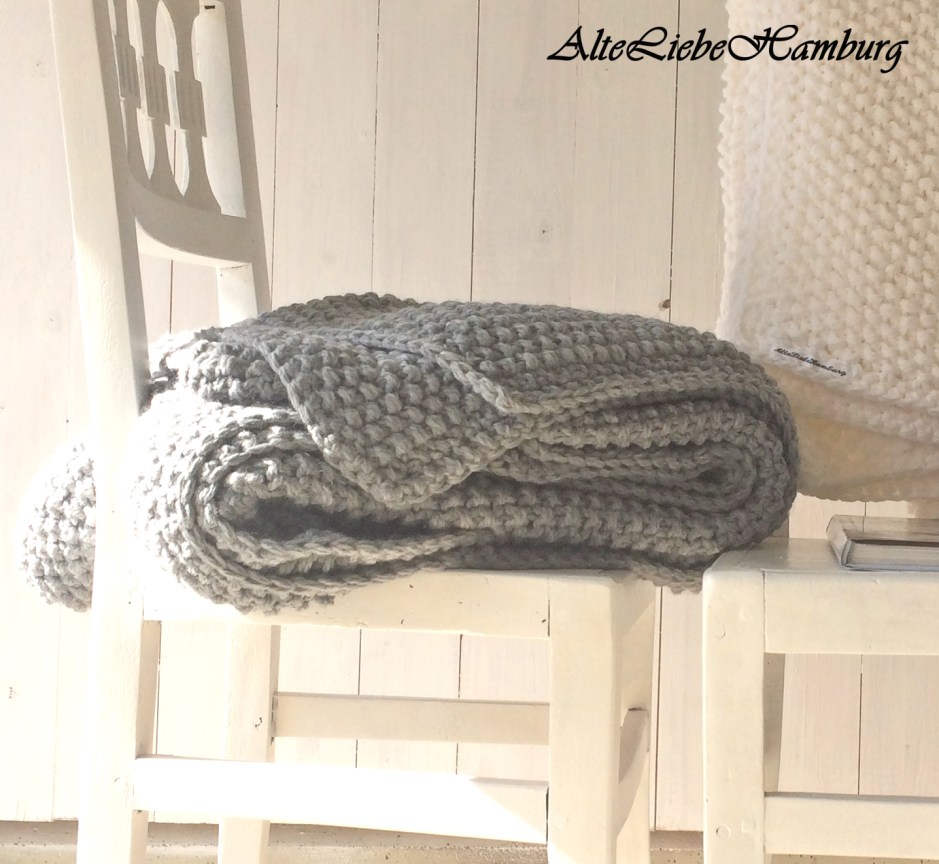 eine strickdecke in grau