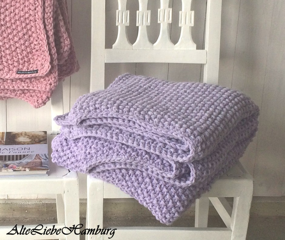 eine tagesdecke in lila