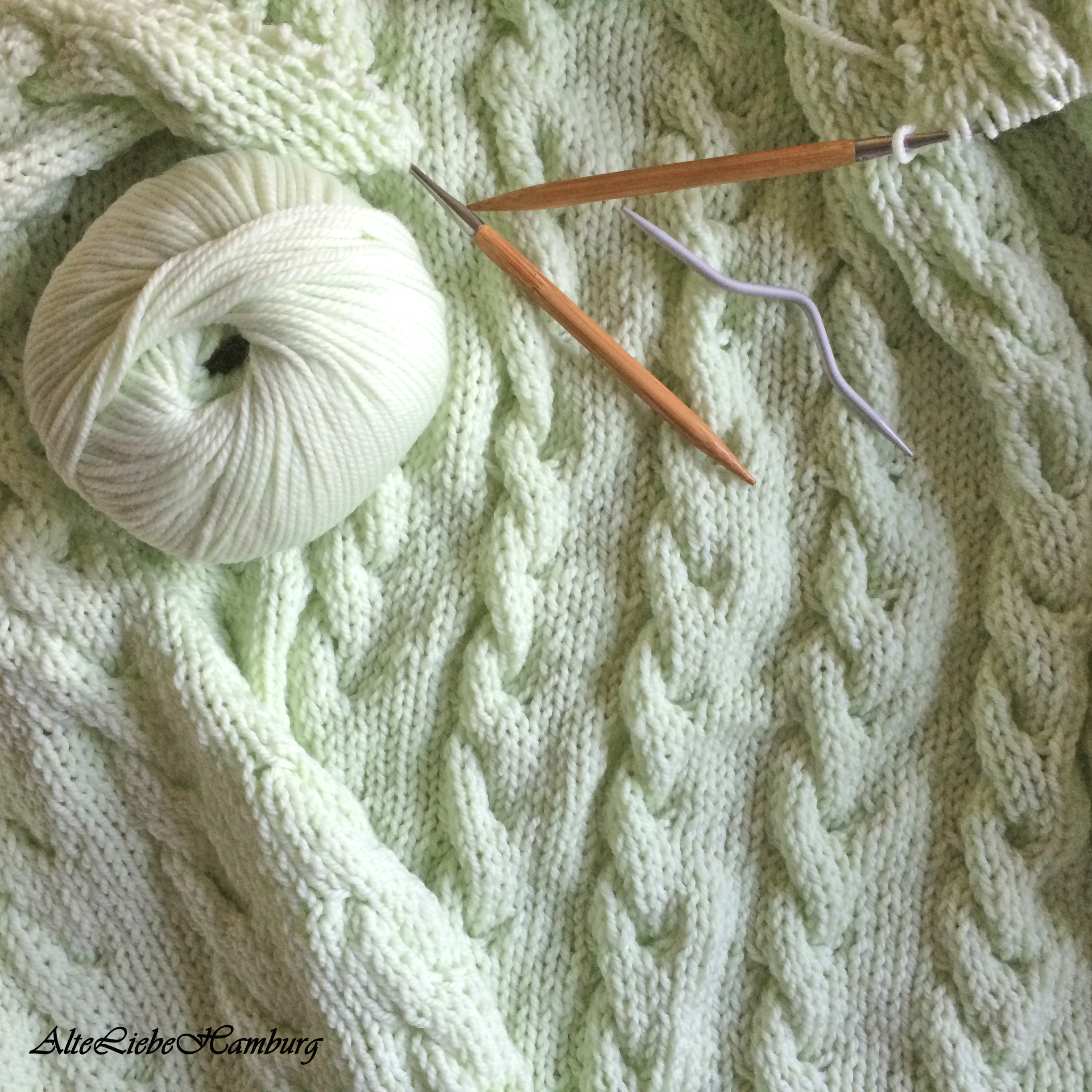 gestrickte Tagesdecke aus Cashmere Merino Zopfmuster handgestrickt lindgrün 