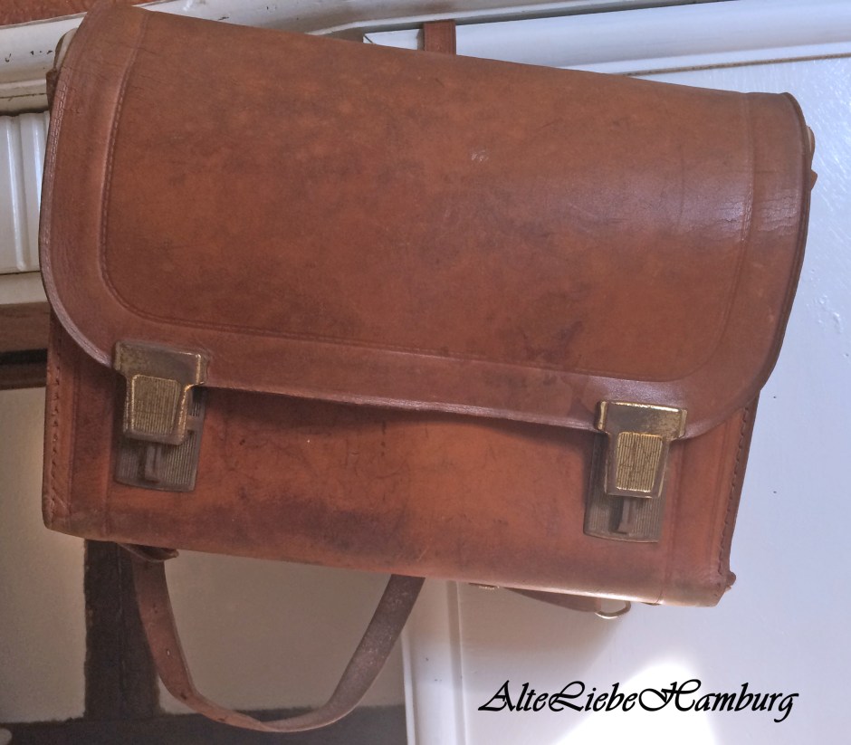 Alter Schulranzen aus braunem Leder aus den 60er Jahren
