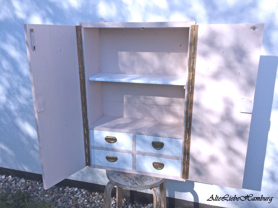 Altes Wandregal mit vier Schubfächer und Messingbeschläge.