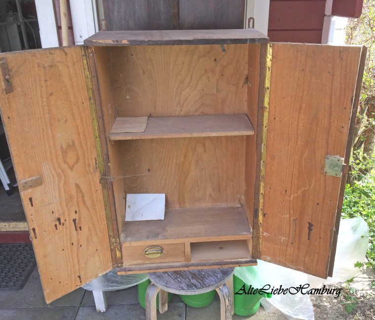 Alter Wandschrank aus Holz 