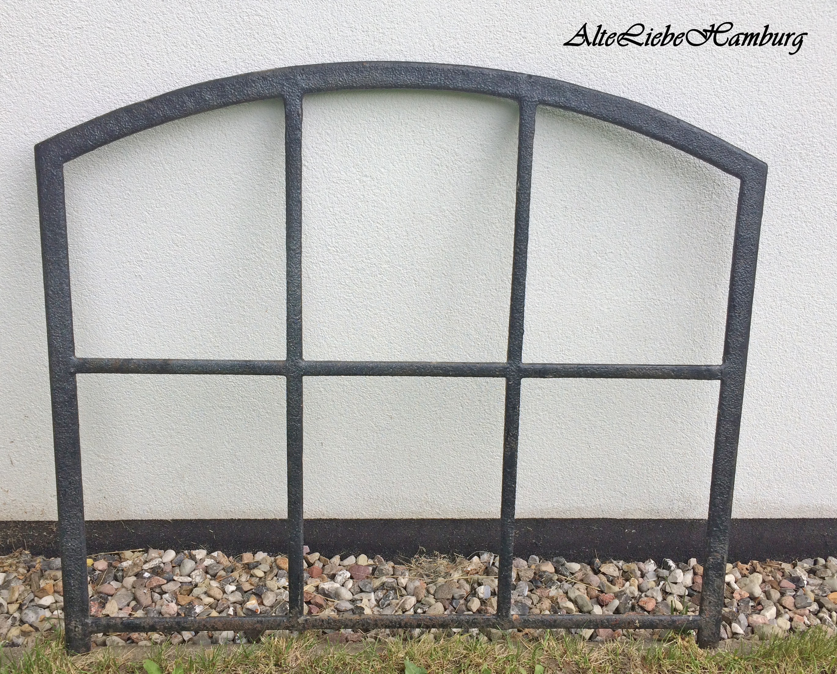 Eisensprossen Fenster in schwarz an weißer Hauswand