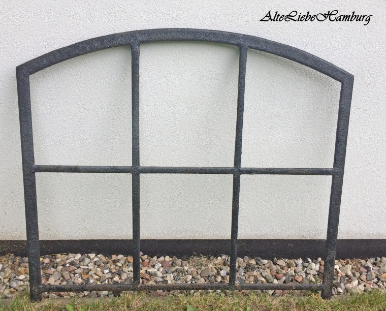 Eisensprossen Fenster in schwarz an weißer Hauswand