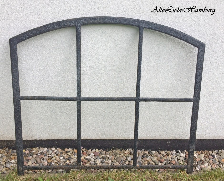 Eisensprossen Fenster in schwarz an weißer Hauswand