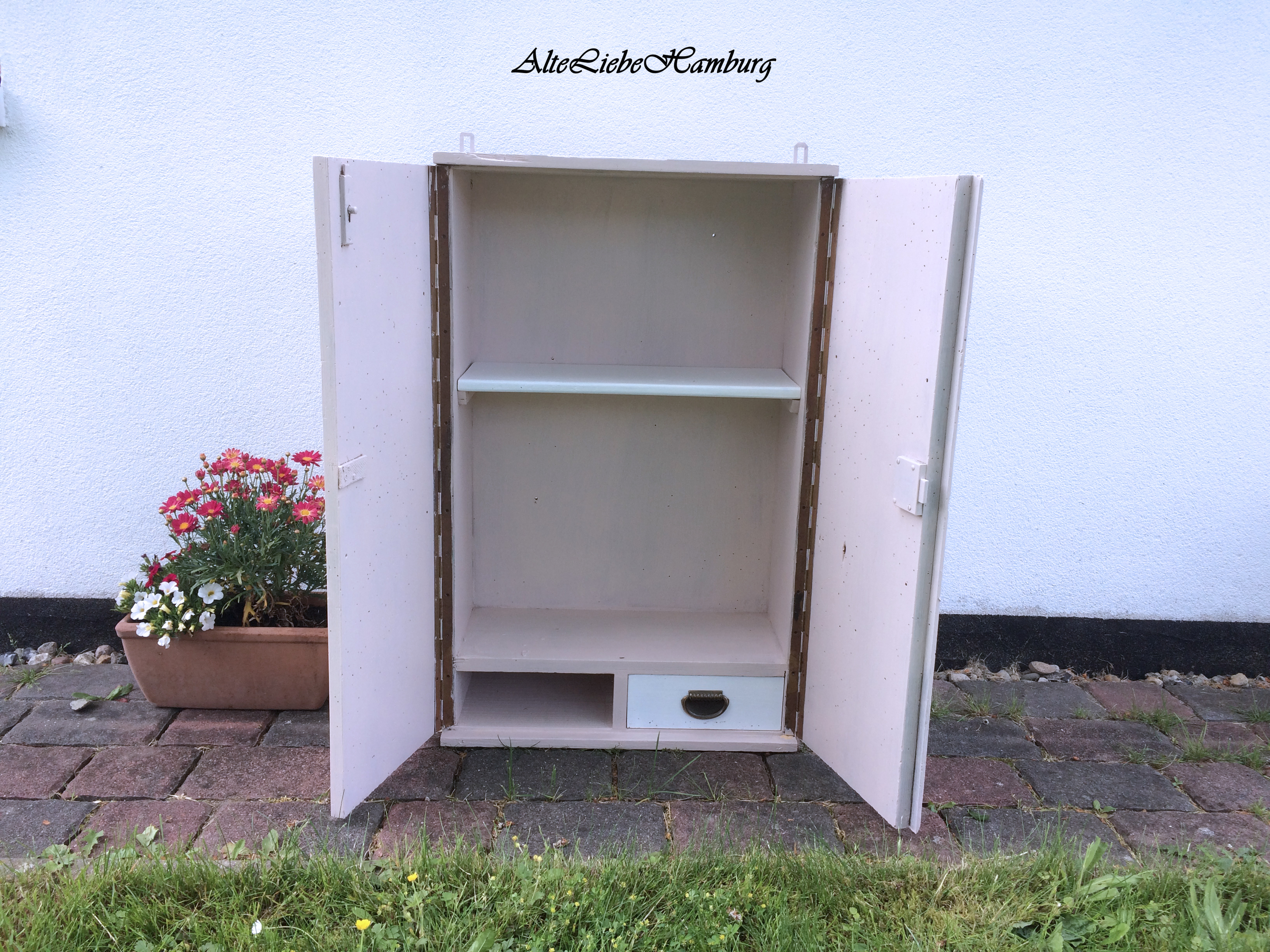 Alter Wandschrank aus Holz nach der Restaurierung