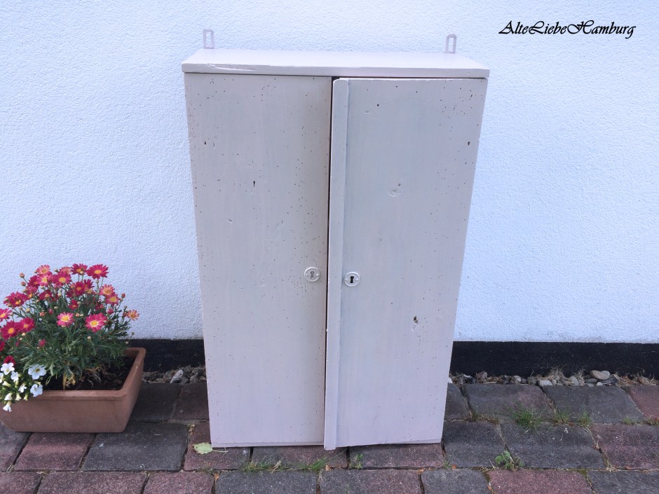Alter Wandschrank aus Holz aufgearbeitet