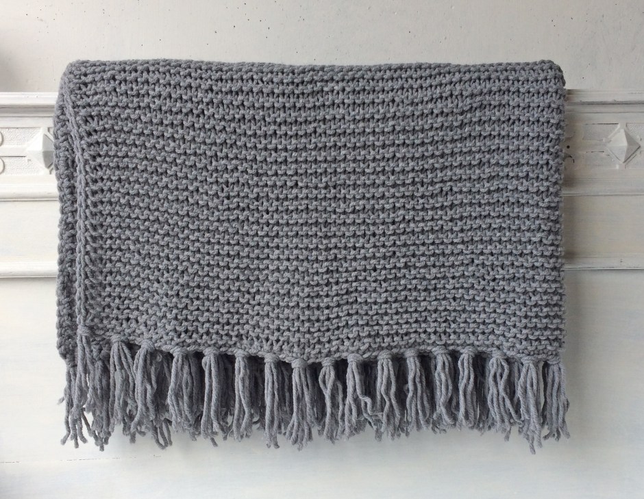 Graue Tagesdecke mit Fransen