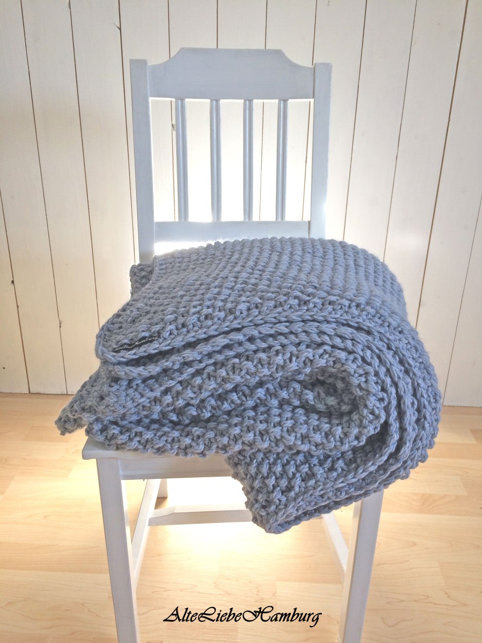 Tagesdecke grobstrick in blau-melange