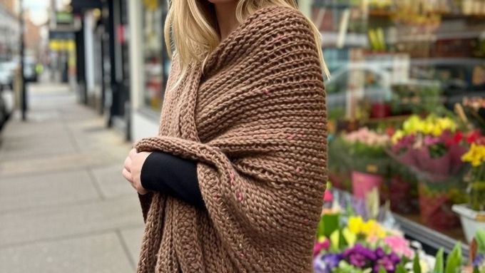 Handgestrickter Poncho aus Wollmischung, Merino, Alpaca in caramel Größe M–L, Damen Strickmode