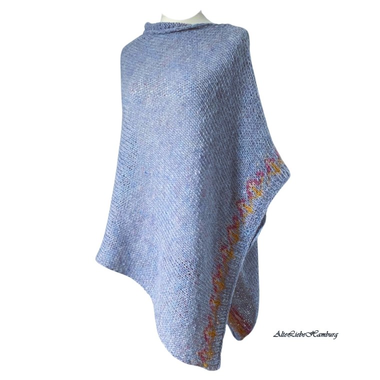 Handgestrickter Poncho in Hellblau mit Norwegermuster an der Naht, AlteLiebeHamburg