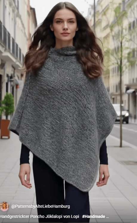 Eine junge Frau trägt einen handgestrickten grauen Poncho aus Lopi-Wolle